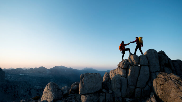 2 bjergbestigere på toppen af bjerg