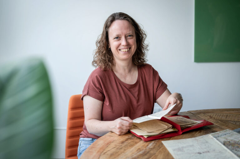 Portræt af Linda der slægtsforsker