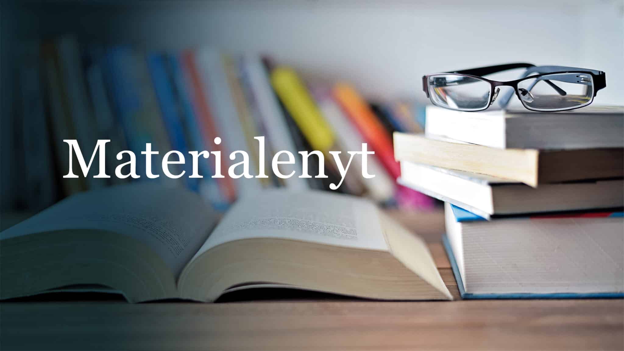 Bogstak med briller på toppen